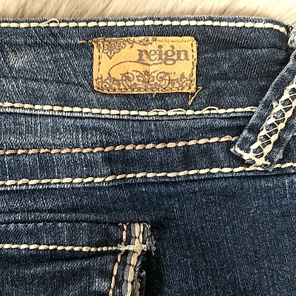 Reign roll cuff shorts Size 13 Curvy, Junior (36") - Picture 14 of 15